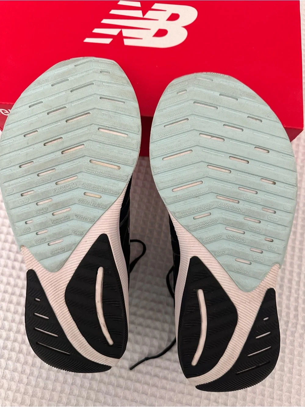 New Balance Women Black Running Course with White/Mint Midsoles Size 9.5